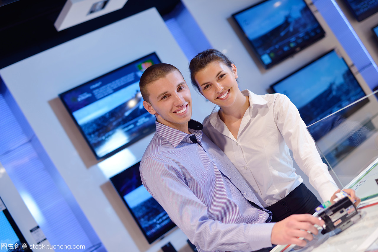 手提電腦,伉儷,筆記本電腦,筆記本,人物,人,電視機(jī),商務(wù),電視,商業(yè),生意業(yè)務(wù),生意,做生意,業(yè)務(wù),技術(shù)院校,高科技,購,女性,女人,買,成年人,成年,購買,相機(jī),購置,照相機(jī),開麥拉,看著,男性,須眉,攝影機(jī),男人,市場,現(xiàn)代,模特,市廛,摩登,新,幫助,新興,新的,全新,服務(wù),擁戴,接濟(jì),侍候,聲援,匡助,幫忙,幫襯,任事,支撐,血漿,純屏電視,肖像,增援,產(chǎn)品,人像,商店,技術(shù),市肆,科技,伴侶,一般零售,白人,白種人,公司,企業(yè),藍(lán)色,藍(lán),計算機(jī),消費者,電腦,顧客,家庭,數(shù)字的,數(shù)碼,主顧,平